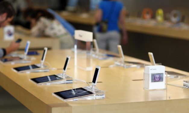 Тийн банда открадна iPhone на стойност 13 000 долара от магазин на Apple