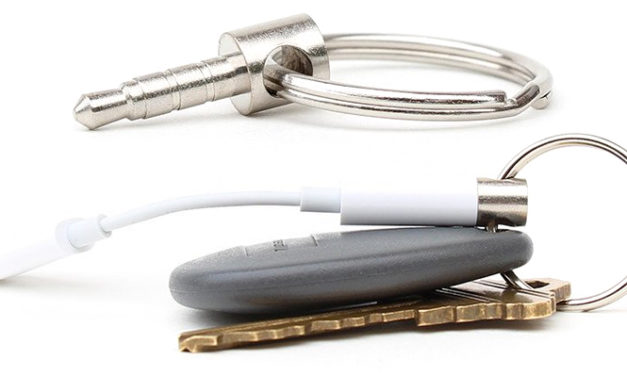 Тази елементарна джаджа ще ви помогне да носите адаптера за слушалки на iPhone 7, без да го изгубите!