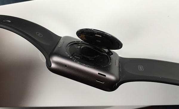 Apple ще поправя безплатно първата генерация Apple Watch с отлепени задни капаци