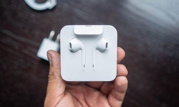 Apple може и да извади безплатните слушалки от комплекта на iPhone 12